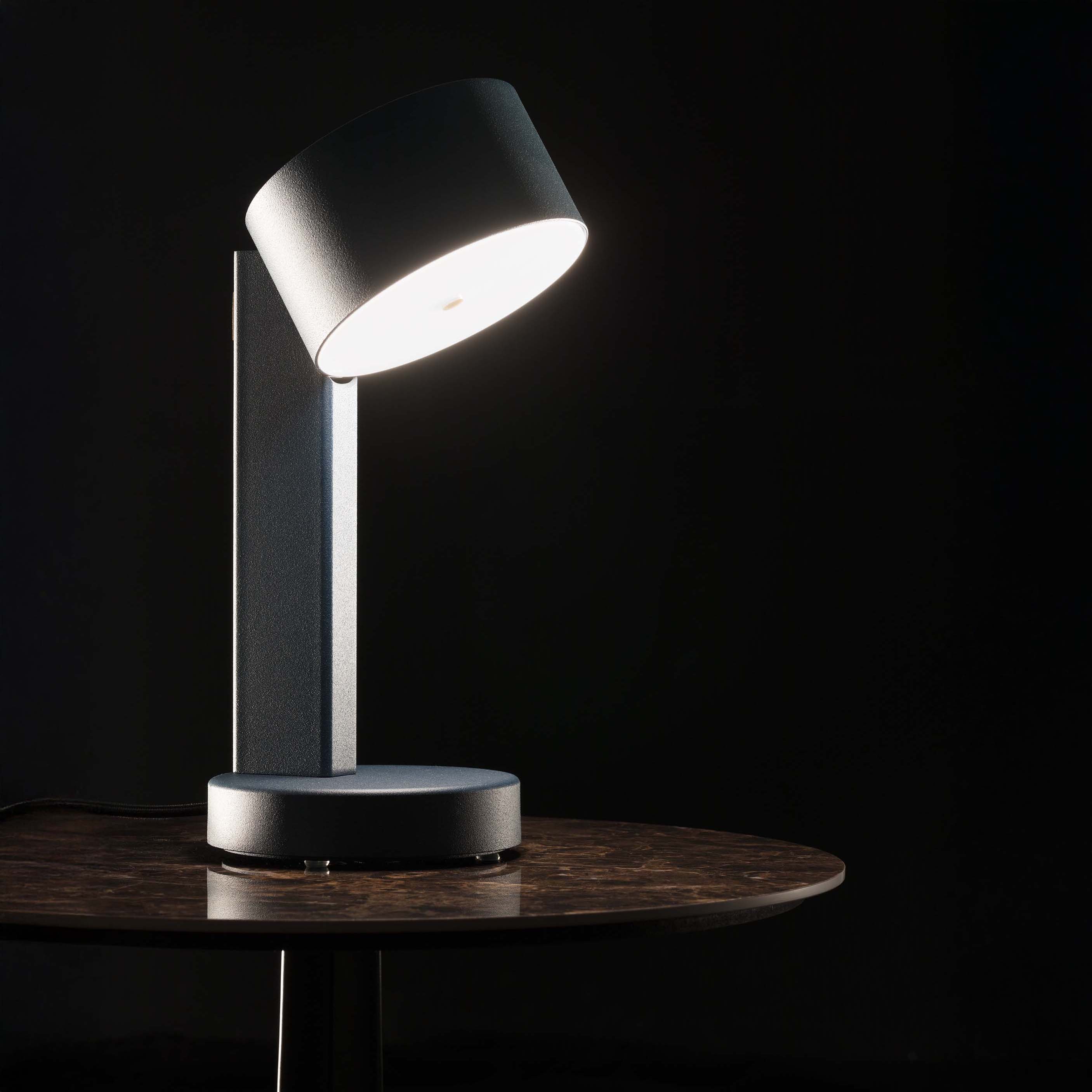 Lampada moderna da tavolo Esempio di lampada e tavolino moderni e minimal