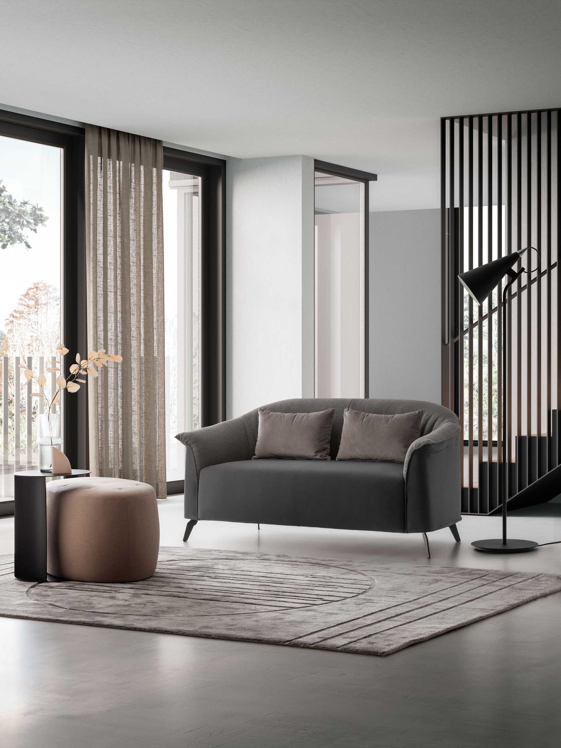 Divanetto di design con due cuscini in un soggiorno moderno luminoso