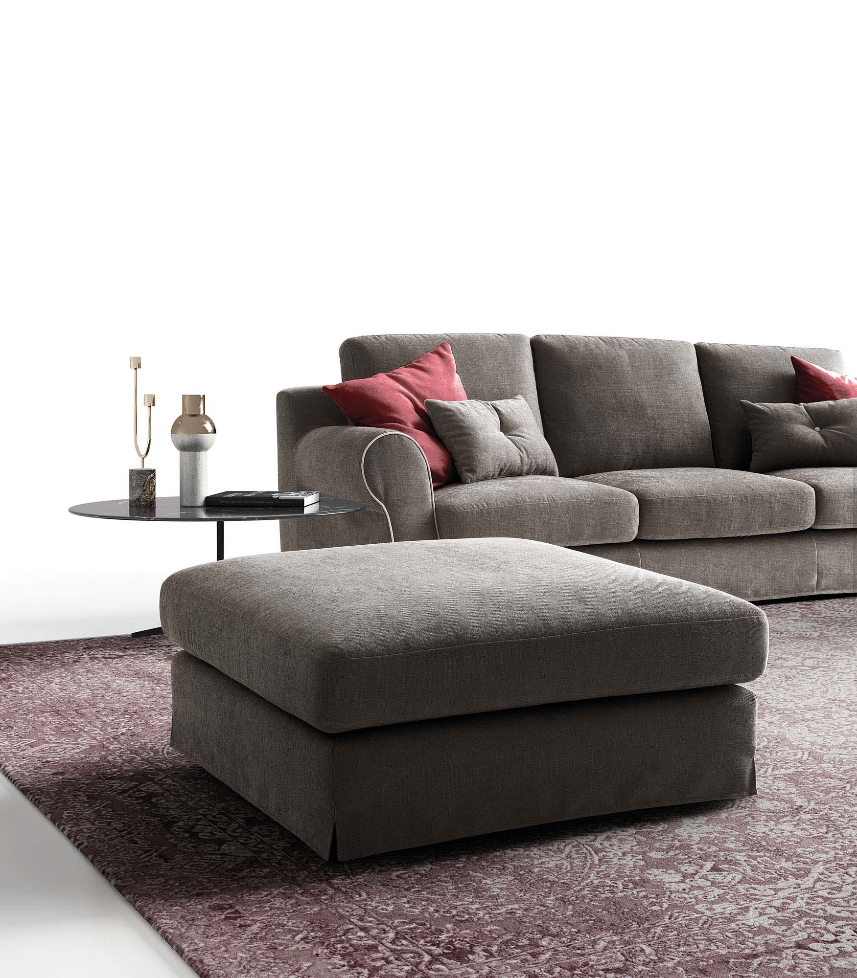 Pouf classico abbinato a un divano classico