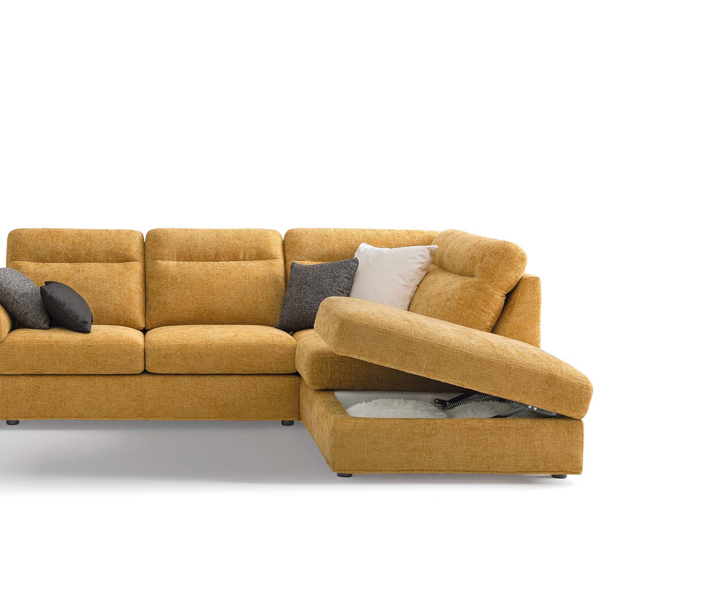 Divano angolare con penisola che diventa comodo contenitore per riporre coperte e cuscini.