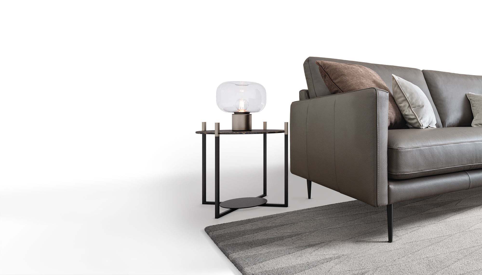 Divano elegante con piedini di design alti e sottili