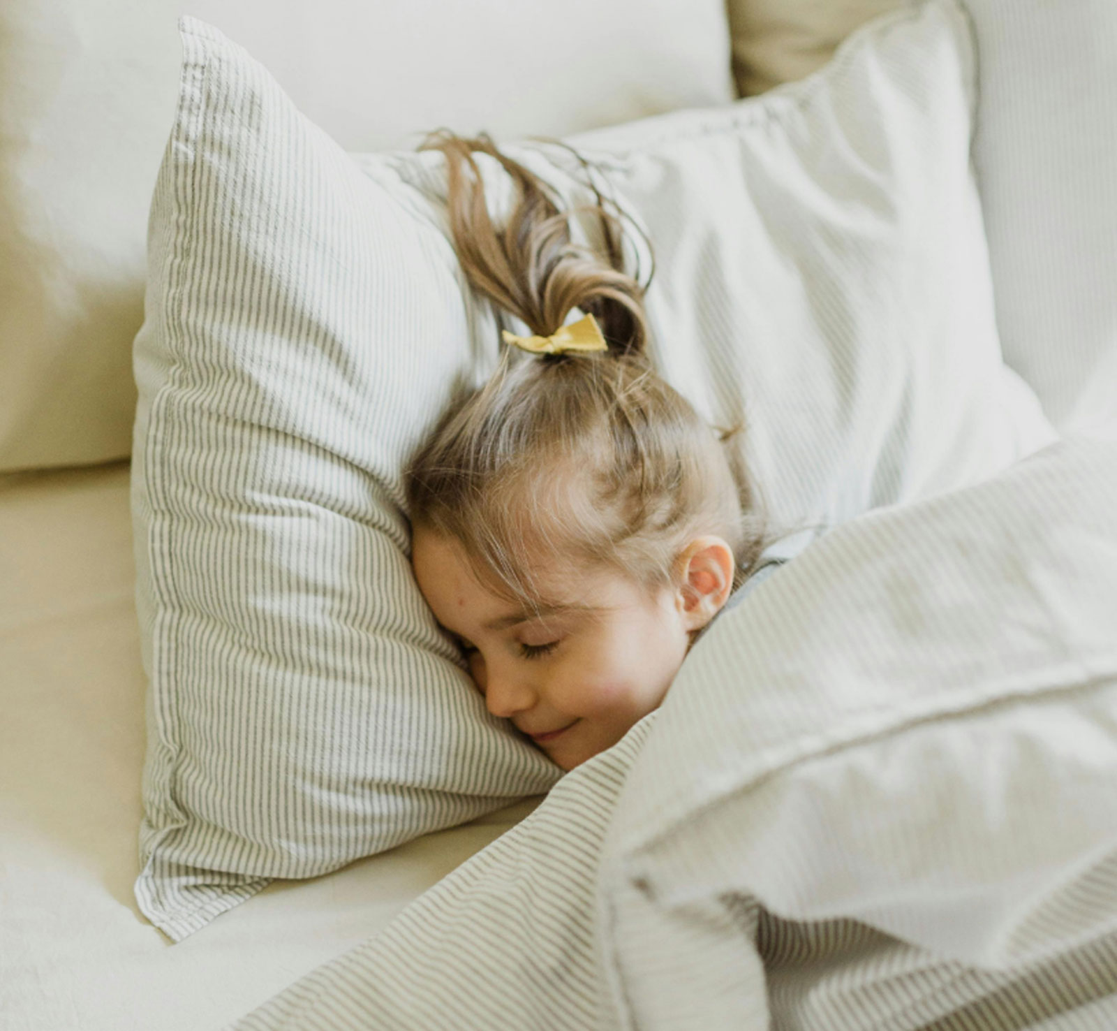 Materassi e reti di qualità permettono a una bambina di dormire bene