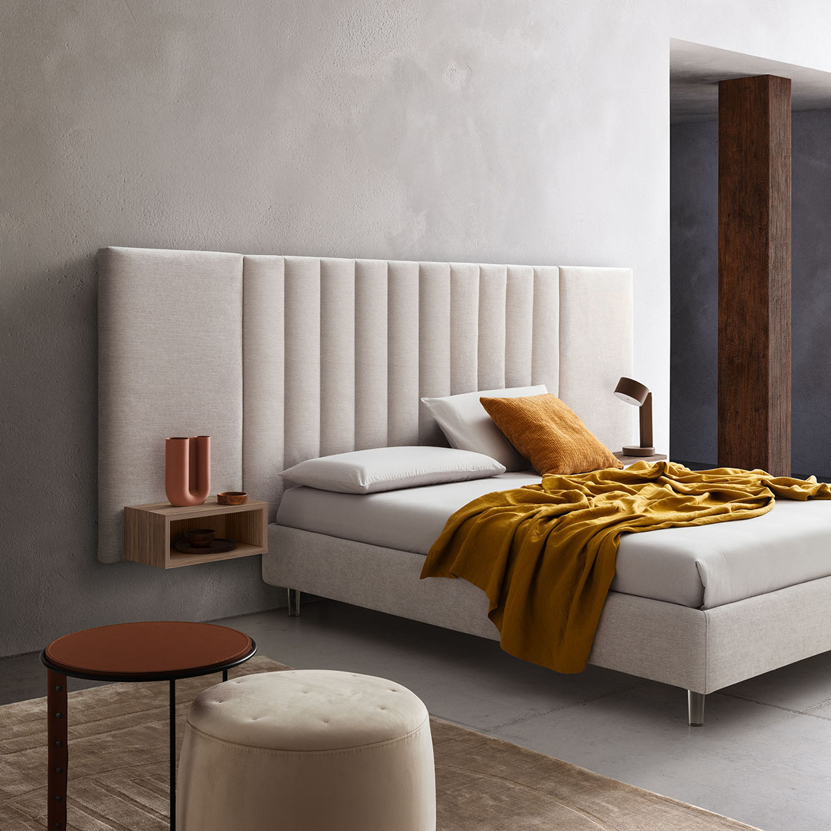 Letto contract modello “Tile” Letto contract con testiera bianca imbottita per una suite elegante e raffinata