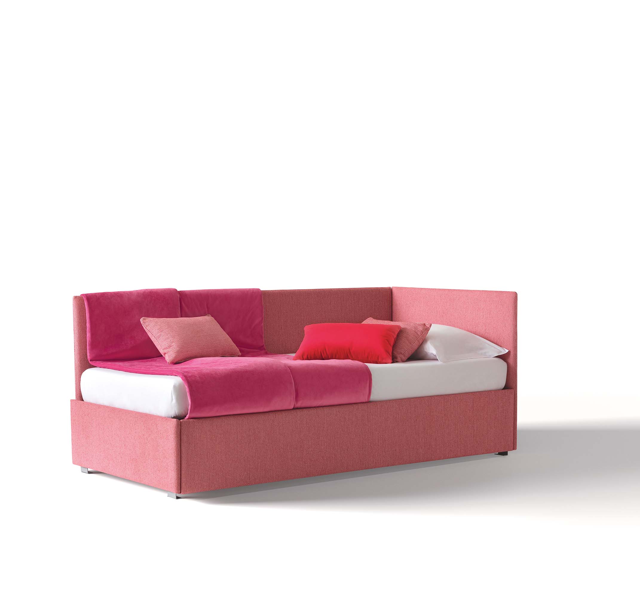 Lettino singolo con rivestimento in colore rosa corallo codice Dallas 824 dalla texture materica.