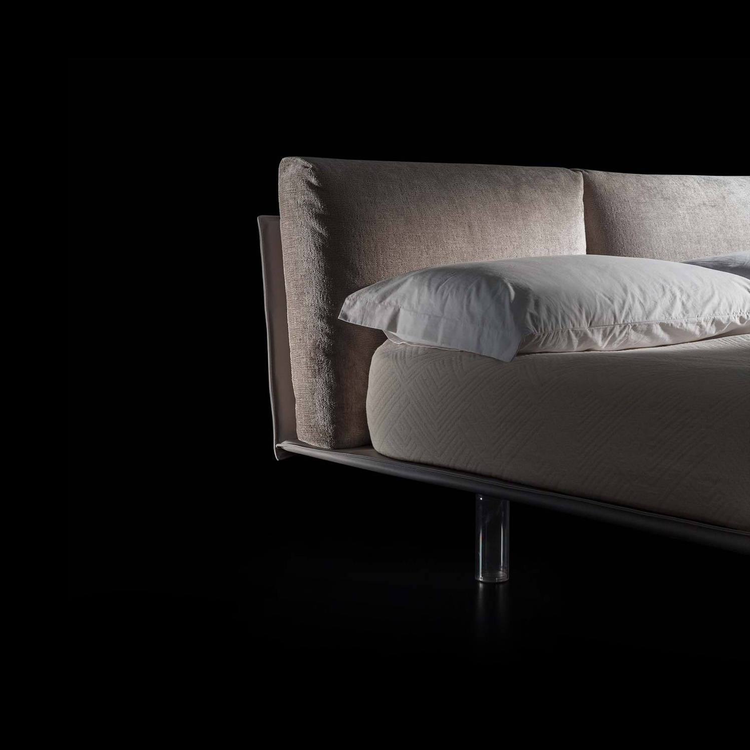 Letto matrimoniale LeComfort Letto matrimoniale di design in tessuto con piedini trasparenti