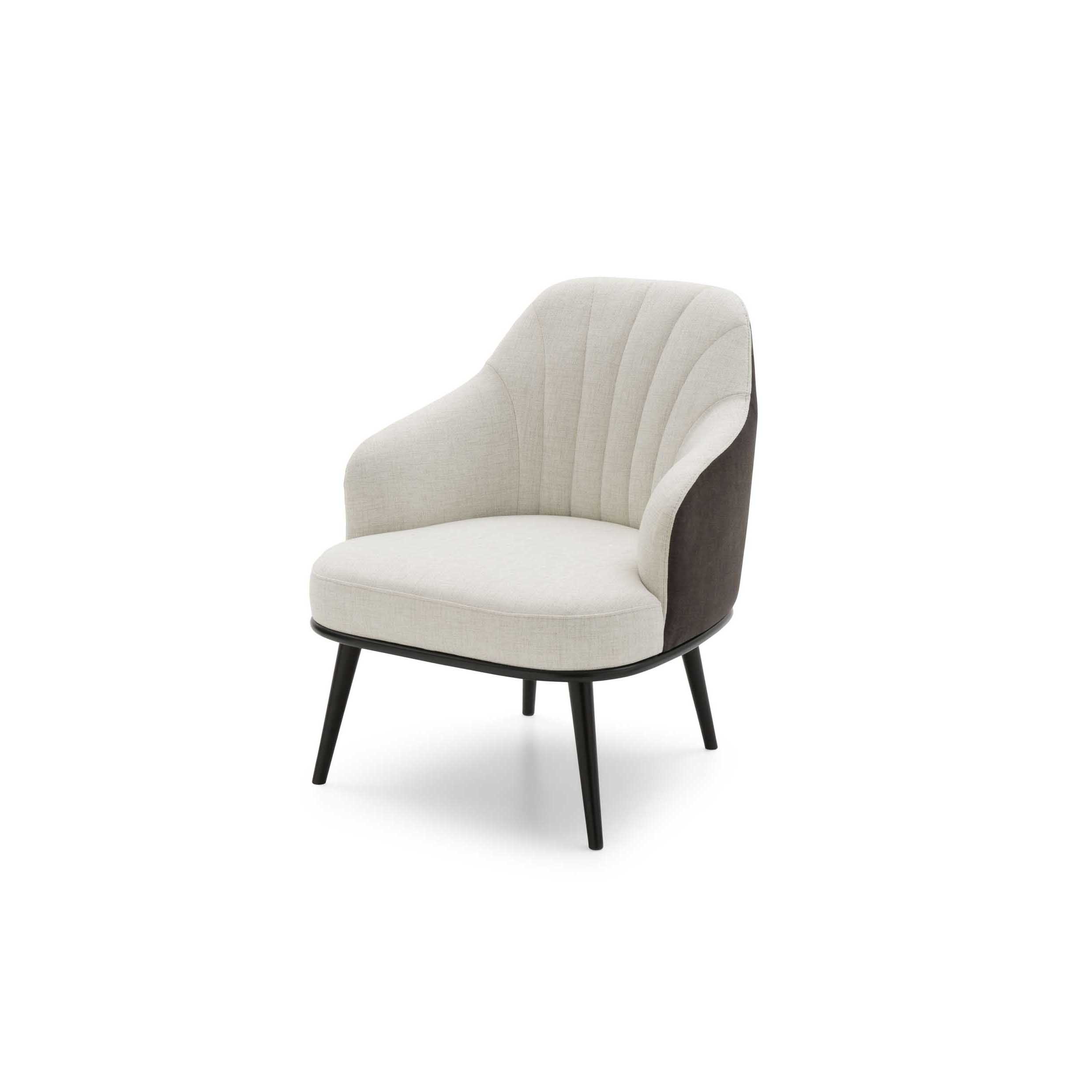 Poltroncina Aaron LeComfort Poltroncina Aaron LeComfort con struttura fissa e trapuntatura verticale