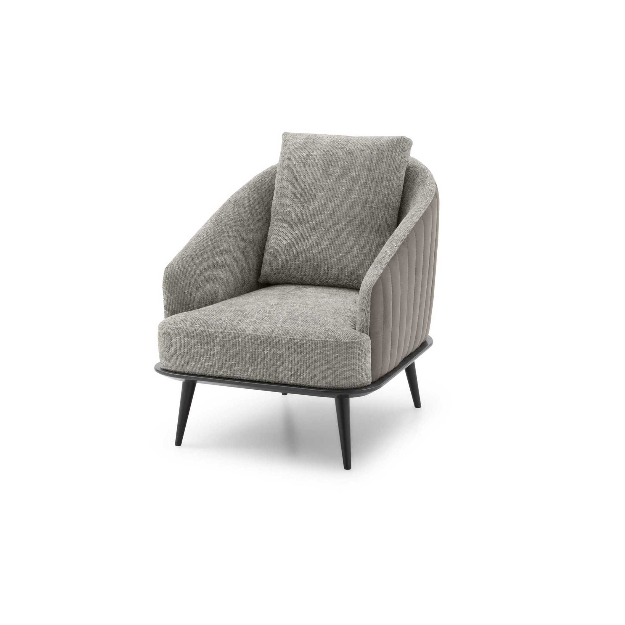 Poltroncina Lala LeComfort con trapuntature verticali esterne Poltroncina Lala LeComfort con trapuntature verticali esterne