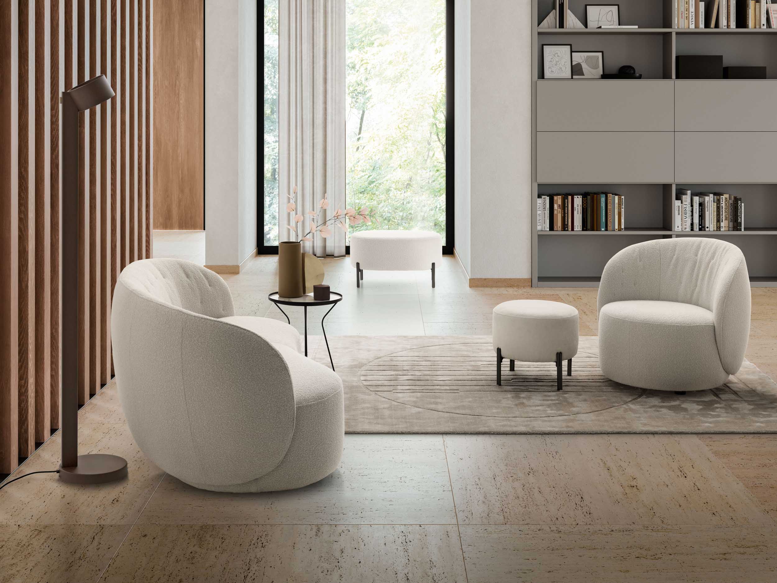 Divanetto bianco abbinato a poltroncina e pouf bianchi in salotto moderno