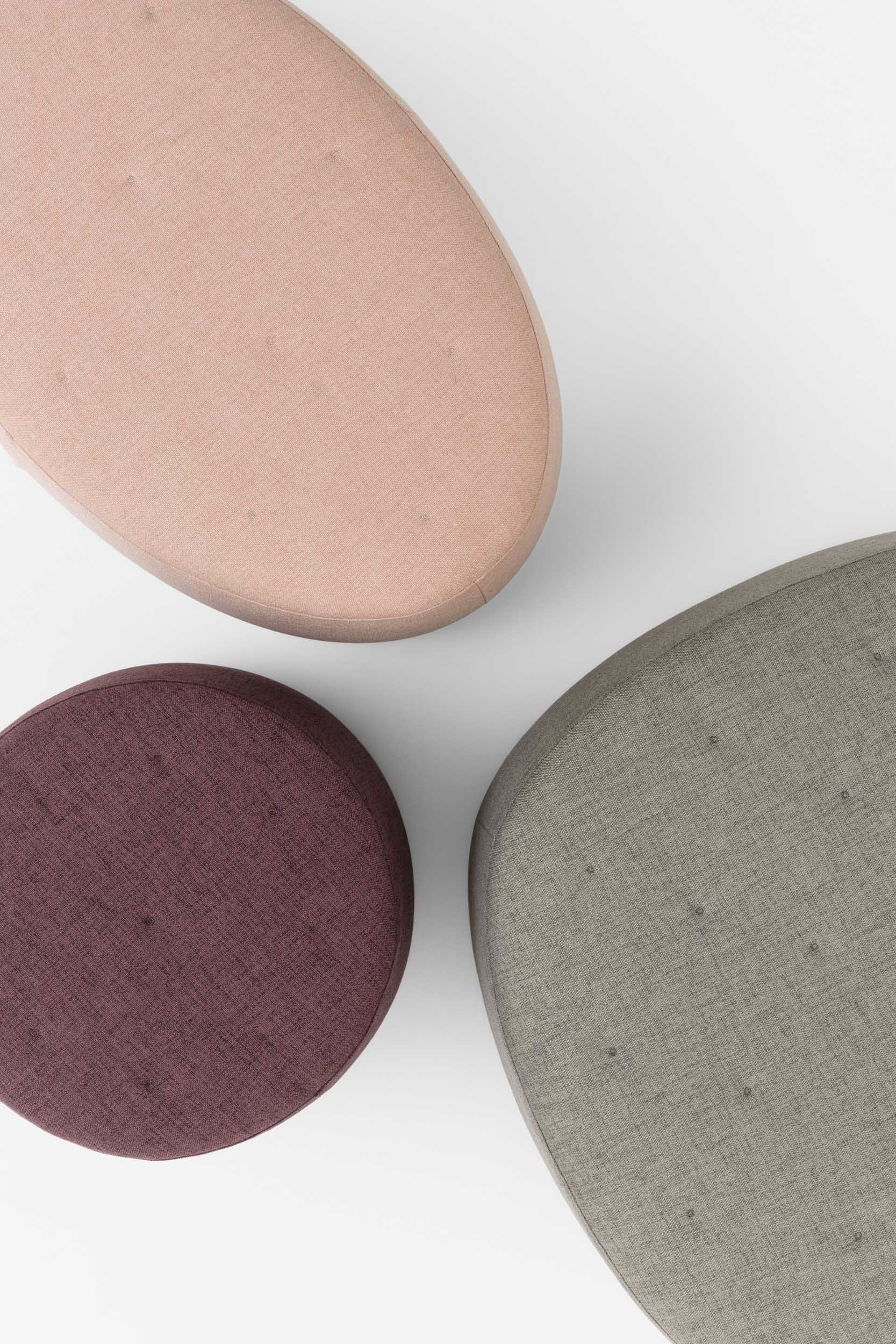 Dettaglio di pouf grigio trapuntato